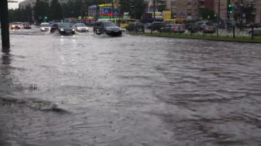 Saint-PETERSBURG, Rusya - Haziran 2015: Petersburg 'da şiddetli yağmur, sel, element. Yolları ve yolları su basmış. 4K 'de vurulmuş. UHD