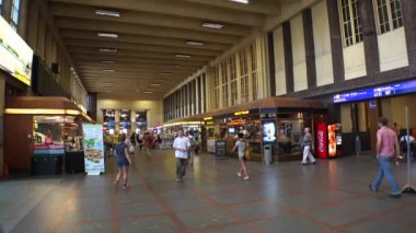 HELSINKI, FINLAND - YAZ 2015: Helsinki 'deki tren istasyonundaki bekleme odası. 4K içinde video 