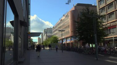 HELSINKI, FINLAND - YAZ 2015 Helsinki. Manzaralar. Şehir sokakları. Finlandiya. 4K, UHD 'de çekilmiş.