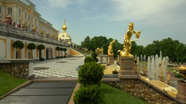 Büyük çağlayanın çeşmesi. Peterhof. Çeşmeler. Petrodvoretler. 4 bin. 4K, UHD 'de çekilmiş.