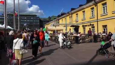 HELSINKI, FINLAND - YAZ 2015 Helsinki. Manzaralar. Şehir sokakları. Finlandiya. 4K, UHD 'de çekilmiş.