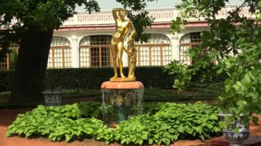 Monplaisir Sarayı yakınlarındaki çeşmeler. Peterhof. Çeşmeler. Petrodvoretler. 4 bin. 4K, UHD 'de çekilmiş.