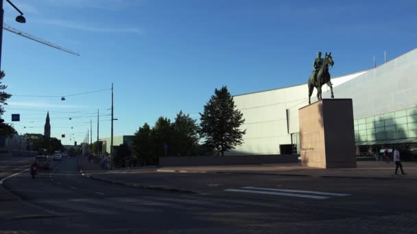 Famosa Statua Mannerheim Fronte Kiasma Museo Arte Moderna Helsinki Girato — Video Stock