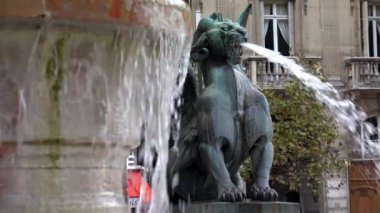 Paris 'teki eski çeşme. Fransa. 4K 'da video, UHD