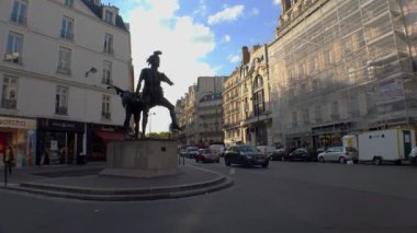 Paris mi? Mimarlık, eğlence, eski evler, sokaklar ve mahalleler. İkonik yerler. 4K, UHD 'de çekilmiş.