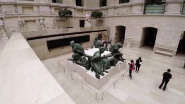 Paris 'teki Louvre Müzesi' nde heykeller ve heykeller. Fransa. 4K 'da video, UHD