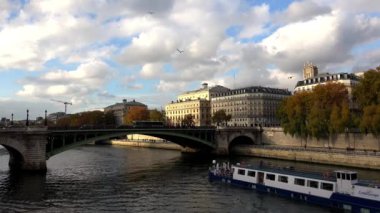 Paris 'teki Seine Nehri. Fransa. 4K 'da video, UHD