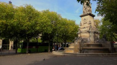 Paris 'teki eski çeşme. Fransa. 4K 'da video, UHD