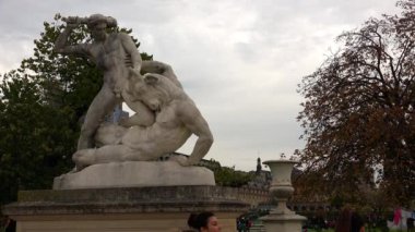 Anıt, Paris 'te bir heykel. Fransa. 4K 'da video, UHD
