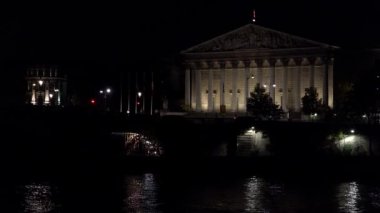 Paris 'teki Seine Nehri. İyi geceler. Fransa. 4K 'da video, UHD