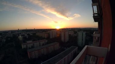 Prag 'da. Yaşlı Prag. Üst Manzara. Mimarlık, eski evler, sokaklar ve mahalleler. Çek Cumhuriyeti. 4K içinde video.