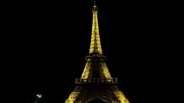 Paris 'teki Eyfel Kulesi. İyi geceler. Fransa. 4K, UHD 'de çekilmiş.