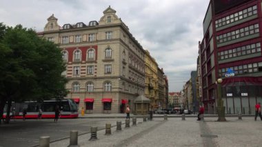 Prag 'da. Yaşlı Prag. Mimarlık, eski evler, sokaklar ve mahalleler. Çek Cumhuriyeti. 4K 'da video, UHD