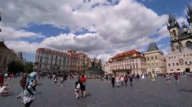 PRAG, CZECH Cumhuriyet - YAZ 2015: Prag 'daki Eski Şehir Meydanı. Çek Cumhuriyeti. 4K 'de video, UHD. Gerçek zamanlı..