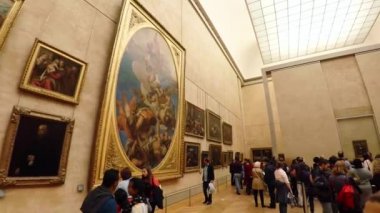 Paris 'teki Louvre Müzesi Sanat Galerisi. Fransa. Fransa. 4K 'da video, UHD