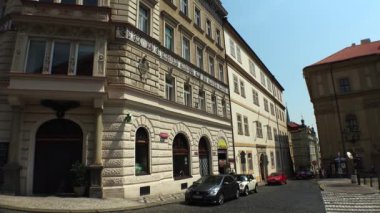 PRAG, ÇEK CUMHURİYETİ - YAZ 2015: Prag. Yaşlı Prag. Mimarlık, eski evler, sokaklar ve mahalleler. Çek Cumhuriyeti. 4K 'da video, UHD