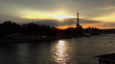 Paris 'teki Eyfel Kulesi. Gün batımı. Fransa. 4K, UHD 'de çekilmiş.