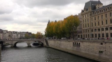 Paris 'teki Seine Nehri. Fransa. 4K 'da video, UHD
