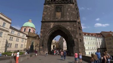 PRAG, CZECH Cumhuriyet - YAZ 2015: Prag 'daki Charles Köprüsü. Çek Cumhuriyeti. 4K 'da video, UHD.