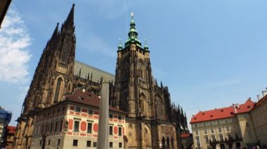 Prag 'daki St. Vitus Kilisesi. Çek Cumhuriyeti. 4K 'de video, UHD. Gerçek zamanlı..