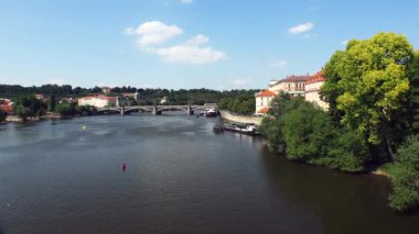 Prag 'daki Vltava Nehri' nin seti. Çek Cumhuriyeti. 4K içinde video