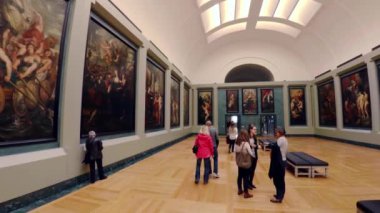 Paris 'teki Louvre Müzesi Sanat Galerisi. Fransa. Fransa. 4K 'da video, UHD