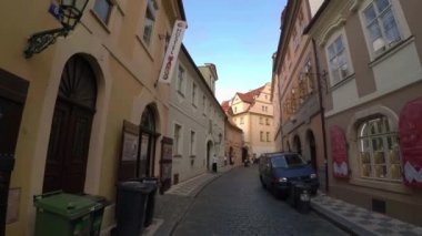 PRAG, ÇEK CUMHURİYETİ - YAZ 2015: Prag. Yaşlı Prag. Mimarlık, eski evler, sokaklar ve mahalleler. Çek Cumhuriyeti. 4K 'da video, UHD
