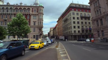 Prag 'da. Yaşlı Prag. Mimarlık, eski evler, sokaklar ve mahalleler. Çek Cumhuriyeti. 4K 'da video, UHD