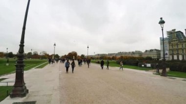 Louvre. Paris 'teki ünlü sanat müzesi. Fransa. 4K 'da video, UHD