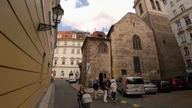 PRAG, ÇEK CUMHURİYETİ - YAZ 2015: Prag. Yaşlı Prag. Mimarlık, eski evler, sokaklar ve mahalleler. Çek Cumhuriyeti. 4K 'da video, UHD