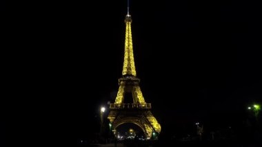 Paris 'teki Eyfel Kulesi. İyi geceler. Fransa. 4K, UHD 'de çekilmiş.