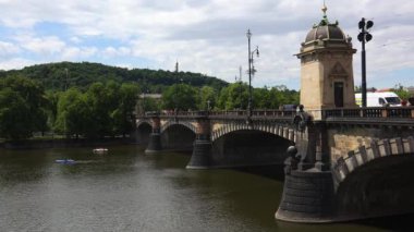 Prag 'daki Vltava Nehri' nin seti. Çek Cumhuriyeti. 4K içinde video