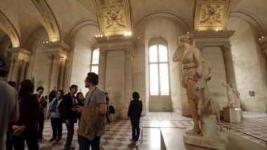 Paris 'teki Louvre Müzesi' nde heykeller ve heykeller. Fransa. 4K 'da video, UHD