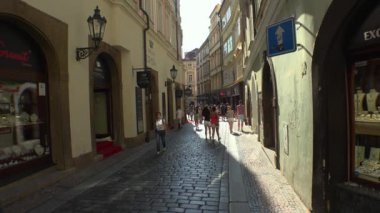 PRAG, ÇEK CUMHURİYETİ - YAZ 2015: Prag. Yaşlı Prag. Mimarlık, eski evler, sokaklar ve mahalleler. Çek Cumhuriyeti. 4K 'da video, UHD