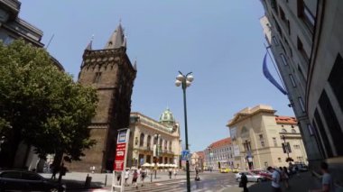 PRAG, CZECH Cumhuriyet - YAZ 2015: Prag 'daki Pudra Kulesi. Çek Cumhuriyeti. 4K 'da video, UHD