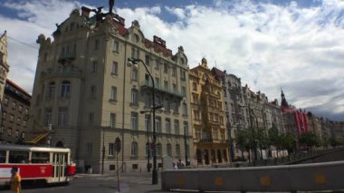 PRAG, ÇEK CUMHURİYETİ - YAZ 2015: Prag. Yaşlı Prag. Mimarlık, eski evler, sokaklar ve mahalleler. Çek Cumhuriyeti. 4K 'da video, UHD