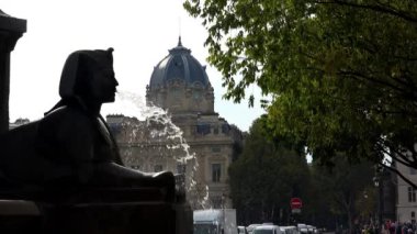 Paris 'teki eski çeşme. Fransa. 4K 'da video, UHD