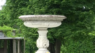 Kagul dikilitaşının yanındaki bahçe. Puşkin. Catherine Park. Tsarskoye Selo. Mimari. Anıtlar. Saraylar. 4K 'da video, UHD