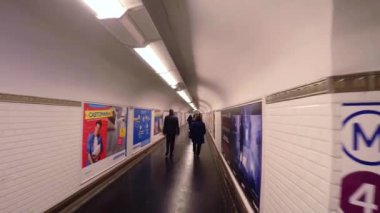 Metro Paris. Yer altına gidiyorum. Fransa. 4K 'da video, UHD