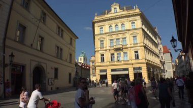 PRAG, ÇEK CUMHURİYETİ - YAZ 2015: Prag. Yaşlı Prag. Mimarlık, eski evler, sokaklar ve mahalleler. Çek Cumhuriyeti. 4K 'da video, UHD