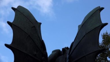 Mavi gökyüzüne karşı şeytan kanatları. 4K 'da video, UHD