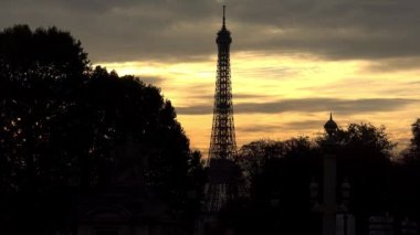 Paris 'teki Eyfel Kulesi. Gün batımı. Fransa. 4K, UHD 'de çekilmiş.