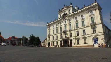 Prag 'da. Yaşlı Prag. Mimarlık, eski evler, sokaklar ve mahalleler. Çek Cumhuriyeti. 4K 'da video, UHD