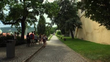 PRAG, ÇEK CUMHURİYETİ - YAZ 2015: Prag. Yaşlı Prag. Mimarlık, eski evler, sokaklar ve mahalleler. Çek Cumhuriyeti. 4K 'da video, UHD