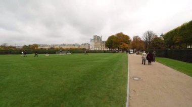 Louvre. Paris 'teki ünlü sanat müzesi. Fransa. 4K 'da video, UHD