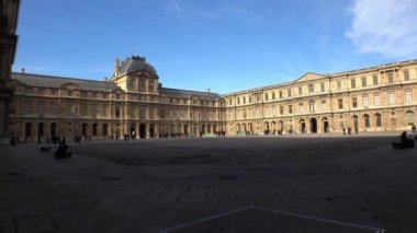 Louvre. Paris 'teki ünlü sanat müzesi. Fransa. 4K 'da video, UHD