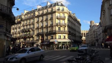 Paris mi? Mimarlık, eğlence, eski evler, sokaklar ve mahalleler. İkonik yerler. 4K, UHD 'de çekilmiş.