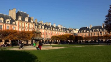 Paris 'te Vosges Meydanı. Fransa. 4K 'da video, UHD