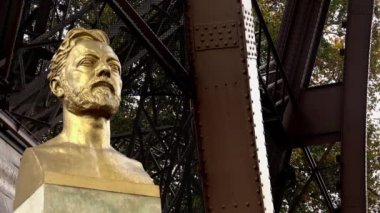 Paris 'teki Eyfel Kulesi' nde Alexander Gustave Eiffel anıtı. 4K, UHD 'de çekilmiş.