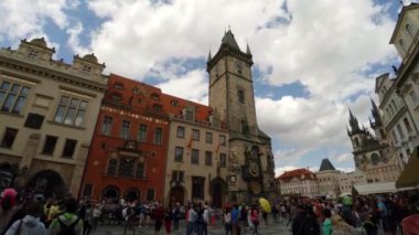 PRAG, CZECH REPUBLIC - YAZ 2015: Prag Astronomik Saati Eski Belediye Binası. 1410 yılında kurulmuş, dünyanın en eski çalışan astronomik saatidir. Çek Cumhuriyeti. 4K 'da video, UHD